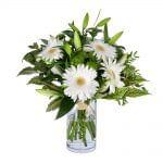 Buquê de flores com gerberas brancas, margaridas verde e lilium branco