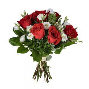 Buquê de rosas vermelhas e flores brancas