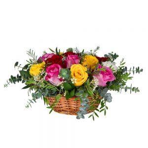 Cesta de rosas de várias cores