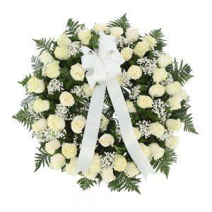 Coroa de rosas brancas para funeral