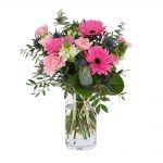 Ramo de flores composto por gerberas e cravos